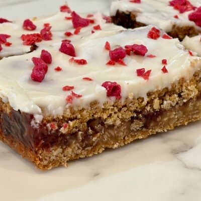 berry jam crumble slice